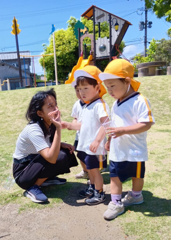 大分市のインターナショナルプリスクールで自然体験を通して英語を学ぶ子どもたち