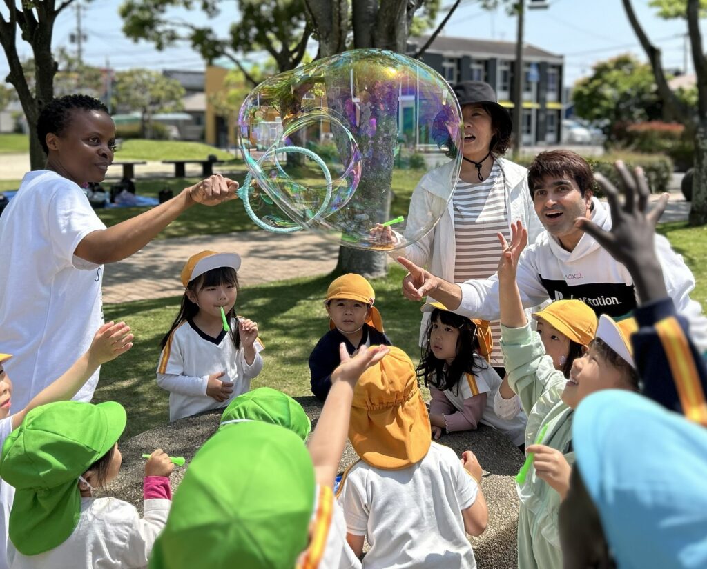 大分市のインターナショナルプリスクールで外国人講師と英語遊びを楽しむ子どもたち