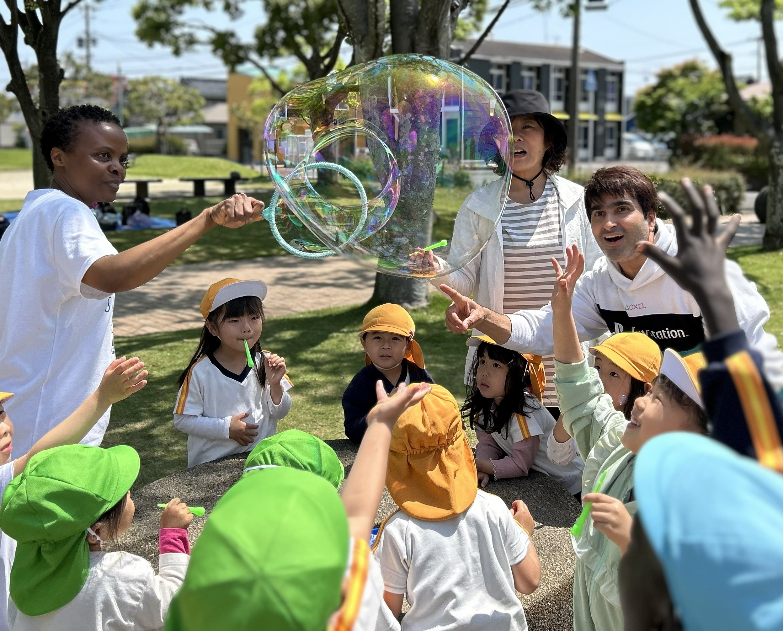 大分市のインターナショナルプリスクールで外国人講師と英語遊びを楽しむ子どもたち
