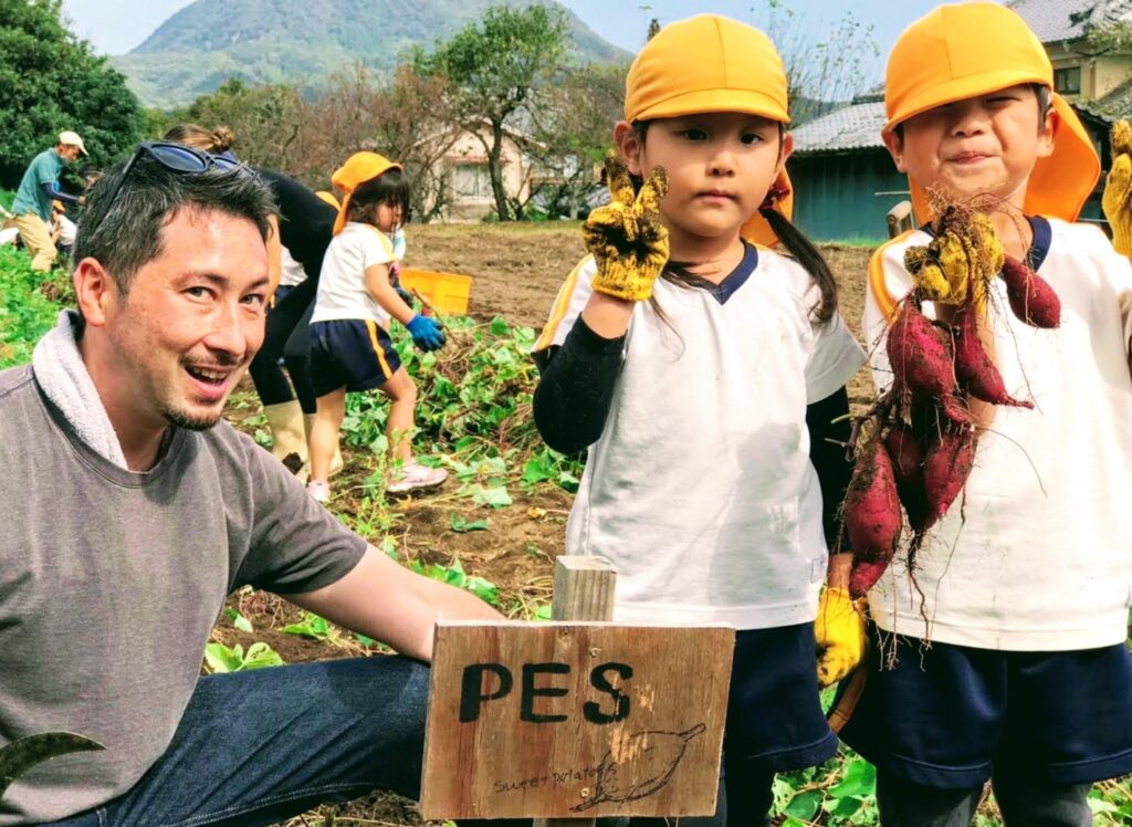 大分市のインターナショナルプリスクールで野菜収穫を通して英語を学ぶ子どもたち
