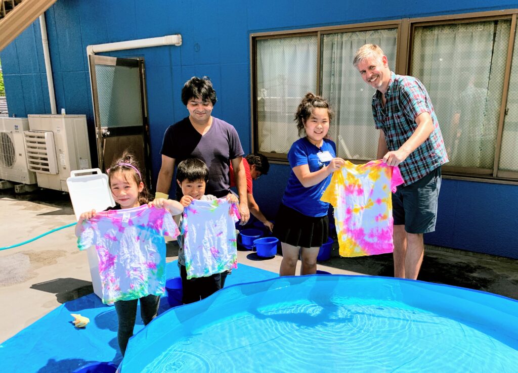 STEAMアクティビティで作品を完成させた子どもたち