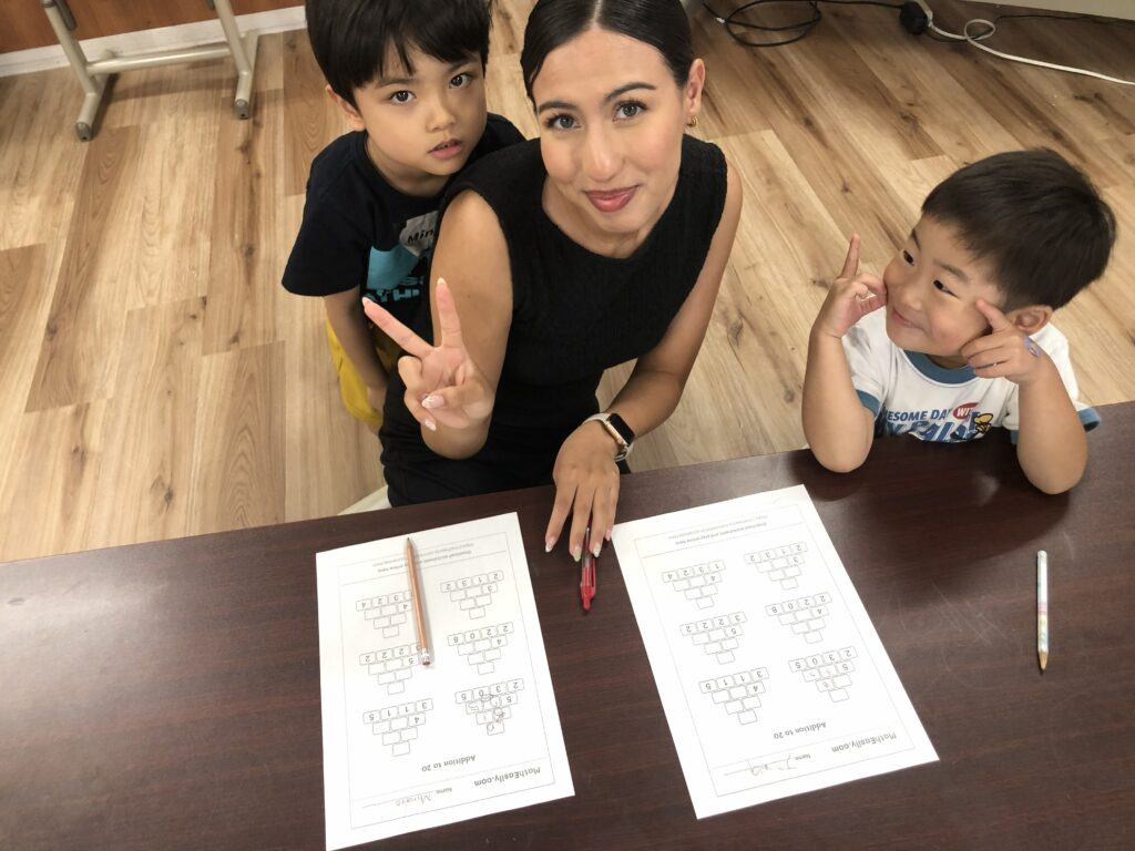 英語を学ぶ子どもたちと外国人講師 パシフィックイングリッシュサマースクール2026