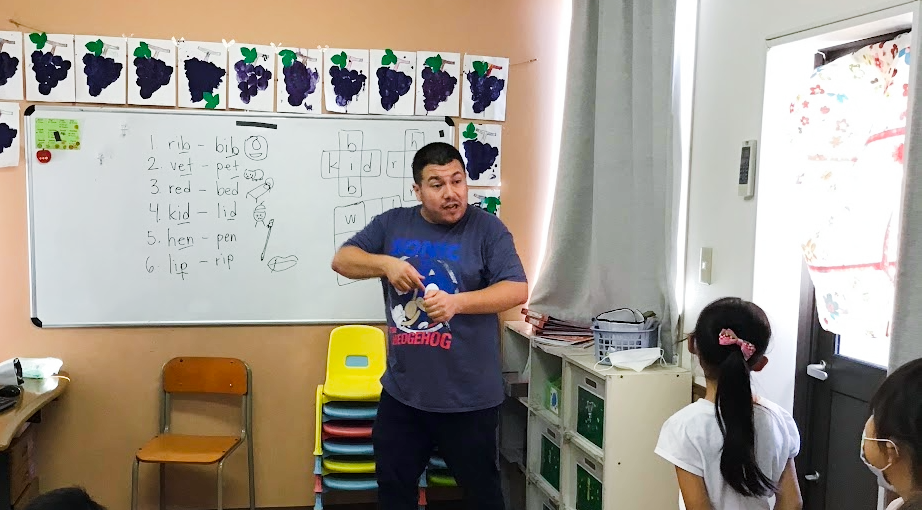 パシフィックイングリッシュ フォニックス学習 rib-bib等の音の規則性をホワイトボードで指導する講師
